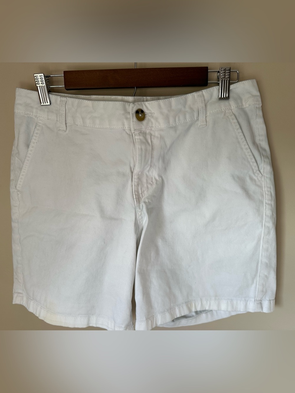 a.n.a Women’s Size 10 White Mid-Rise Twill Shorts